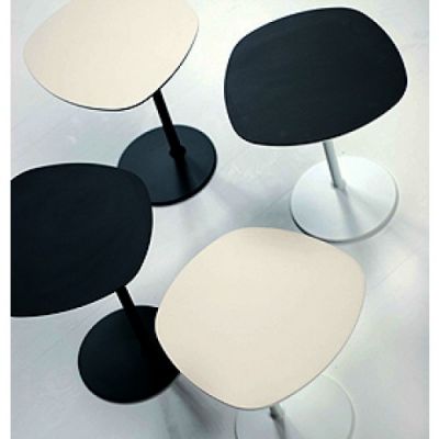 Ansicht von oben: Mehrere Bloomy Beistelltische von Moroso in Schwarz und Creme. Moderne Couchtische.